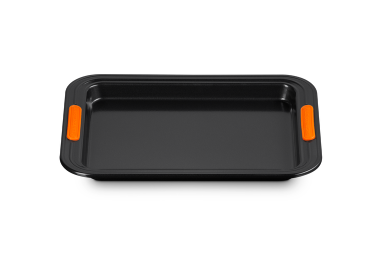 Small baking tray with rack clearance