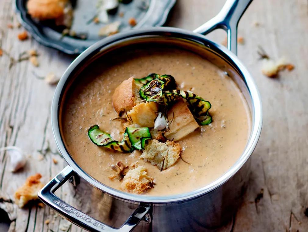 Creamy courgette soup with crispy garlic croutons