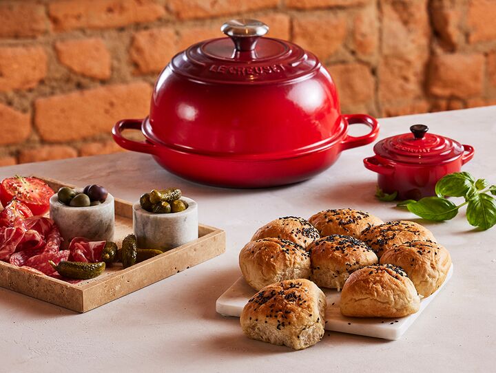 Discover the Le Creuset Bread Oven, your key to baking perfect